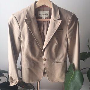 Fitted tan blazer